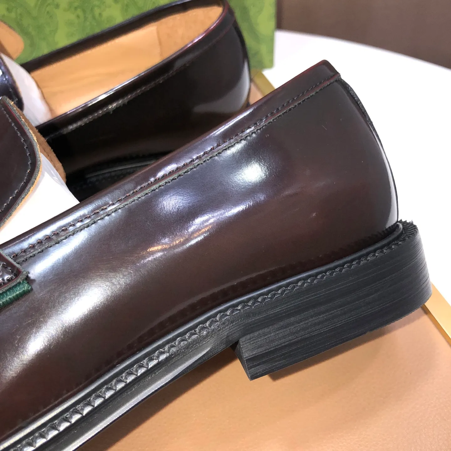 Factory batch 500💰Italy’s top luxury men’s shoe giant (GUCCI) (Gucci) (full cowhide lining) new arrival🍃Original European style🔰 Pleasant to the eye😍In order to make the shoes more durable and non-deformable🌀The production continues to follow traditional methods but there is still no lack of innovation💪The original sheepskin is selected for the leather♻️Smooth, natural and extra bright⭐Made of imported cowhide The rich man’s first choice 38-45 (45 customized)